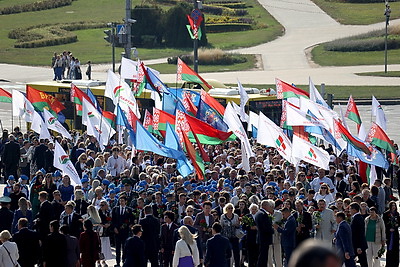 Торжественная церемония возложения цветов прошла у стелы \"Минск - город-герой\"