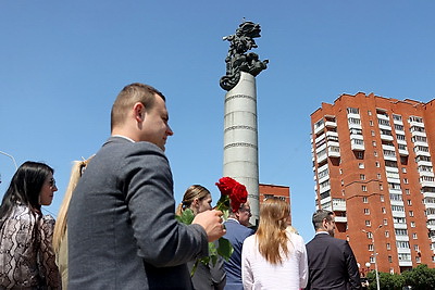 В Минске состоялась церемония возложения цветов к памятнику \"Беларусь партизанская\"