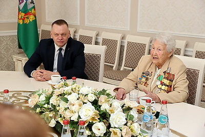 Ветерану Аэлите Самсоновой вручили юбилейный знак к 80-летию освобождения Гомельской области