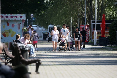 Горожане спасаются от жары в тени минского парка Горького