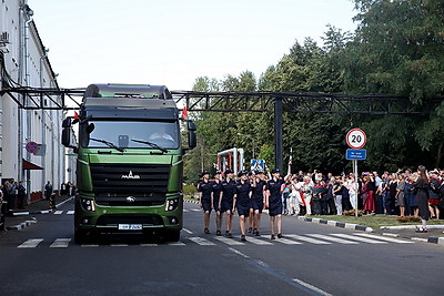 Парад ретро и современной техники МАЗ прошел на заводах холдинга в честь 80-летия предприятия