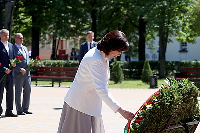 Кочанова и Матвиенко возложили венок к памятнику освобождения Полоцка