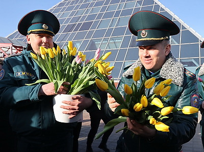 Строевым шагом с цветами: спасатели в Витебске поздравили женщин с 8 Марта