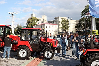 \"Промышленность - гордость Беларуси\". Головченко поздравил Минпром с 30-летием