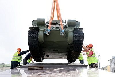 Легендарный танк Т-34 установили на площади Восстания в Гомеле