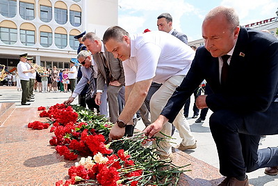 К бюсту Машерова в Витебске возложили цветы