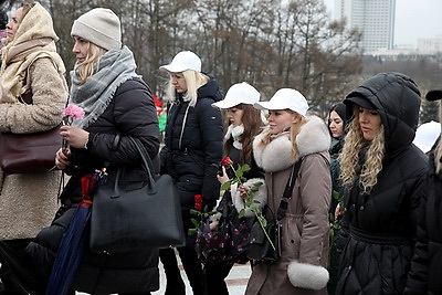 В столице в День защитников Отечества возлагают цветы к стеле \"Минск - город-герой\"