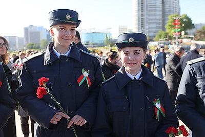 Накануне Дня Победы прошла церемония возложения цветов у стелы \"Минск - город-герой\"