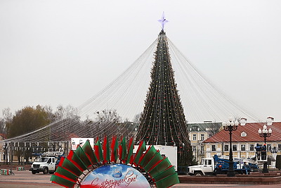 В Гродно украшают главную городскую елку