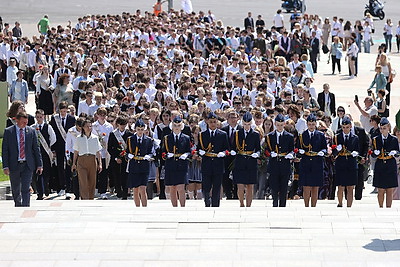 Выпускники минских школ возложили цветы у стелы \"Минск - город-герой\"