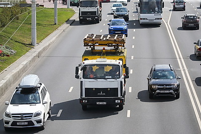 В Минске прошел парад ретро- и современной техники МАЗ