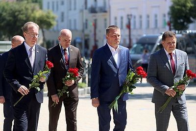 Кочанова и Матвиенко возложили венок к памятнику освобождения Полоцка