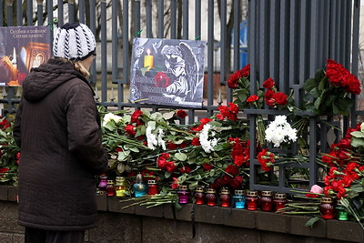 В Минске несут цветы и лампады к посольству России в связи с трагедией в Подмосковье