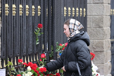 В Минске несут цветы и лампады к посольству России в связи с трагедией в Подмосковье