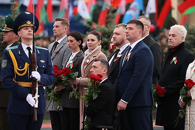 Лукашенко возложил венок к монументу Победы в Минске