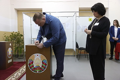 ЕДГ: главы миссий ШОС и МПА СНГ посетили избирательные участки в Минске