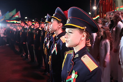 Акцией \"Споем гимн вместе\" и праздничным фейерверком завершились торжества Дня Независимости