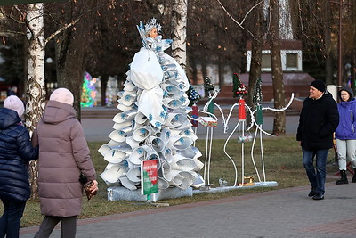 \"Дедморобус\", космическая елка и железная. В Гродно зажгли огни на аллее дизайнерских елок