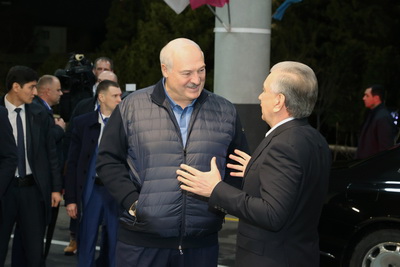 Лукашенко по прилете в Ташкент встретился с Мирзиёевым