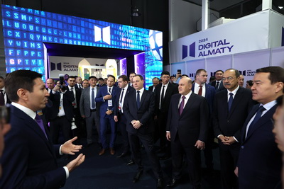 Головченко посетил выставку цифровых технологий в Алматы