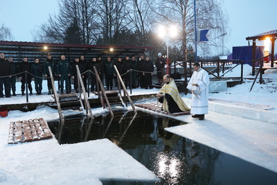 В Минске на Цнянском водохранилище можно окунуться в прорубь под присмотром спасателей