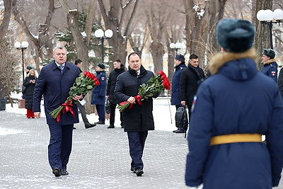 Премьер-министр Беларуси возложил цветы к мемориалу \"Вечный огонь славы\"