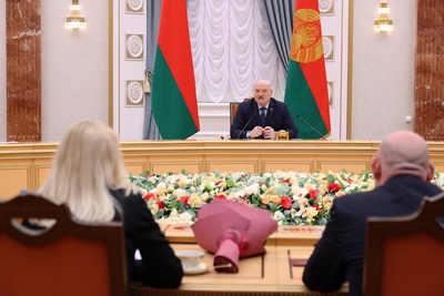 Лукашенко вручил дипломы доктора наук и аттестаты профессора