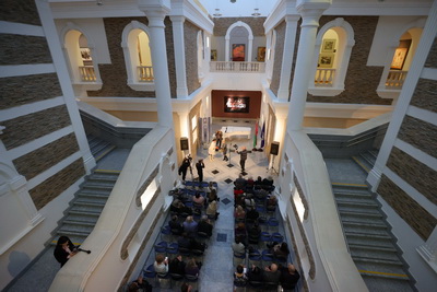 Национальный художественный музей начал юбилейный год выставкой афиш и фотографий