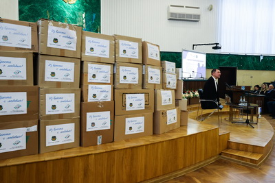 Гуманитарную помощь для детей Донбасса передали сотрудники Брестской таможни и