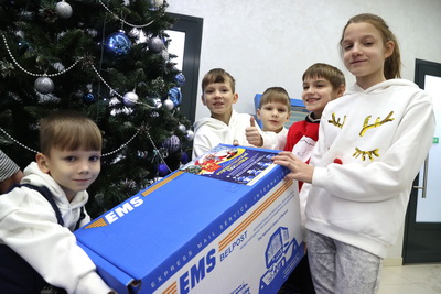 Рождественские посылки получили детские дома семейного типа в Могилеве