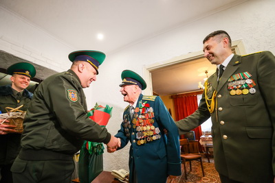 Брестские пограничники с оркестром поздравили ветерана с 98-летием