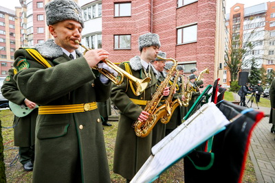Брестские пограничники с оркестром поздравили ветерана с 98-летием