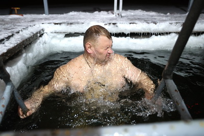 В Минске на Цнянском водохранилище можно окунуться в прорубь под присмотром спасателей
