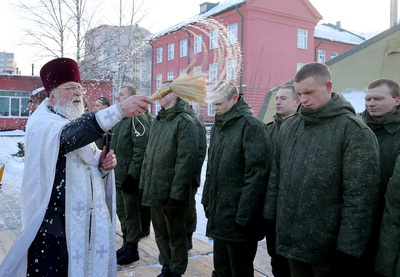 Более 500 военнослужащих окунулись в купель на Крещение в Витебске