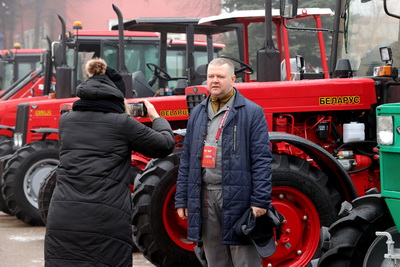 Именной трактор к пятилетию БИСИ собрали сотрудники института на конвейере МТЗ