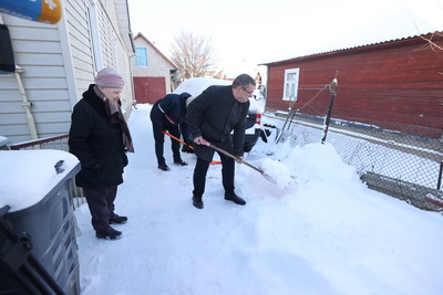 Работники профсоюза энергетиков оказали помощь в расчистке снега бывшим работникам энергосистемы