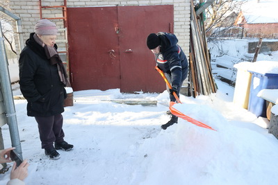 Работники профсоюза энергетиков оказали помощь в расчистке снега бывшим работникам энергосистемы