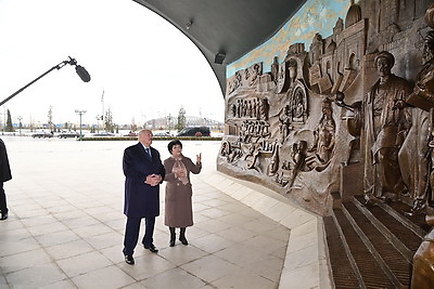 Лукашенко в Ташкенте возложил венок к монументу Независимости