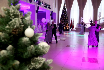 Пары элегантного возраста кружились в танце на Рождественском балу в Могилеве