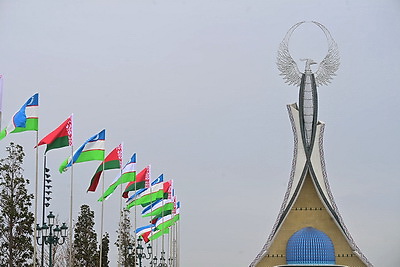 Лукашенко в Ташкенте возложил венок к монументу Независимости