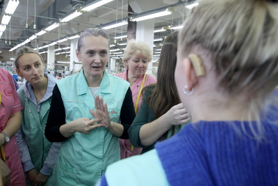 Участники семинара по профобучению людей с инвалидностью посетили швейное предприятие