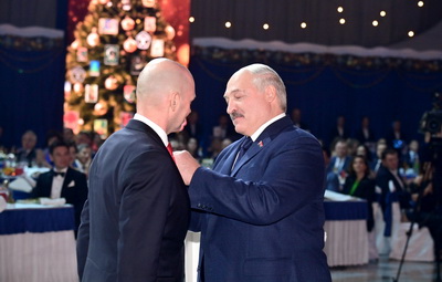 Лукашенко наградил работников СМИ и учреждений здравоохранения