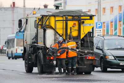 Десять бригад дорожников производят в Бресте ямочный ремонт