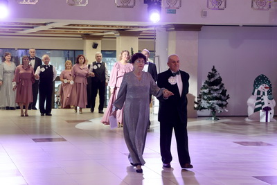 Пары элегантного возраста кружились в танце на Рождественском балу в Могилеве