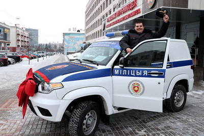 Служебный внедорожник от главы МВД передали участковому инспектору из Гомельского района