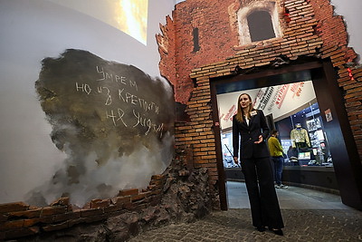 Участники медиатура \"Дорогами Победы\" презентовали Музею истории ВОВ копию уникального плаката