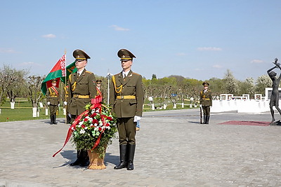 Кочанова возложила цветы в мемориальном комплексе \"Детям - жертвам войны\"