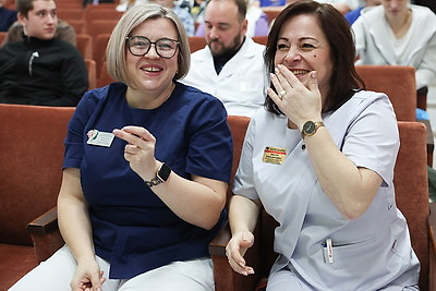 Чудеса как лекарство: к юным пациентам РНПЦ неврологии и нейрохирургии пришли Дед Мороз и Снегурочка