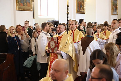 С букетом васильков в руках. Клаудио Гуджеротти возглавил литургию в брестском костеле Воздвижения Святого Креста