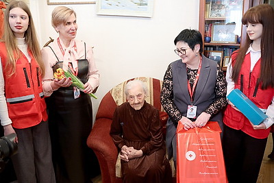 \"Чтоб никогда не видели ужасов войны\". Что пожелала всем 107-летняя минчанка Анна Громыко в свой день рождения